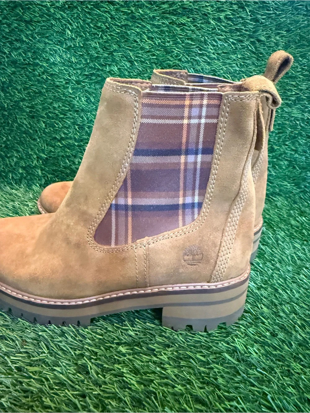 Timberland woman Tan Suede Chelsea Boots - Classic Slip-On Style size 6.5